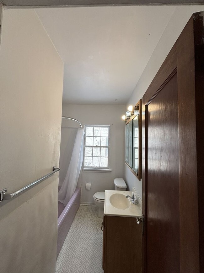 Building Photo - 2 Bedroom House for Rent