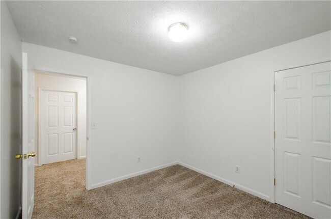 Building Photo - 3390 Northcliff Dr