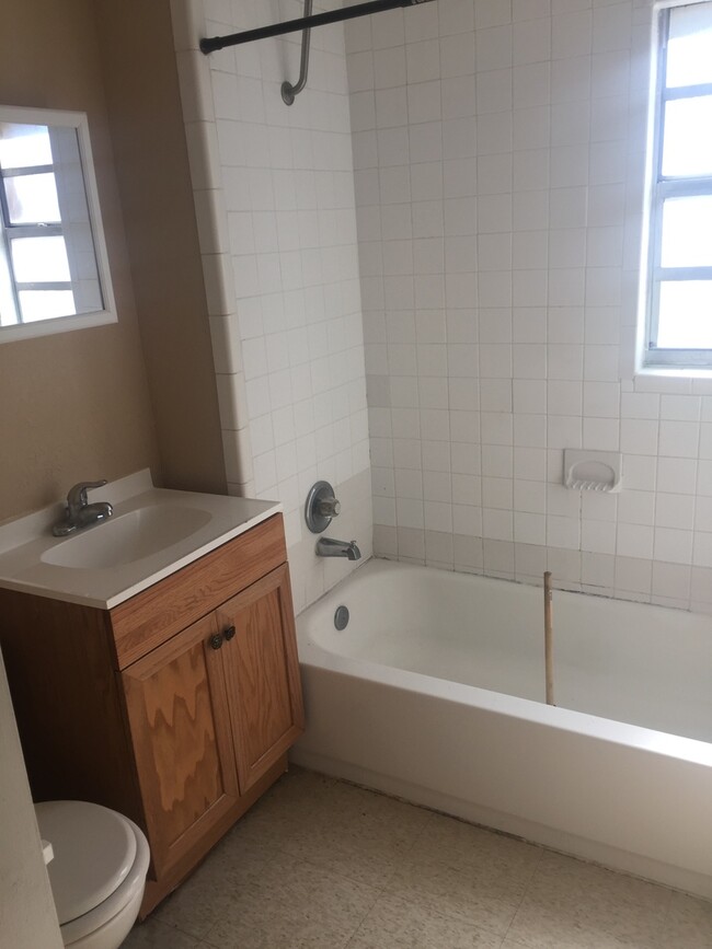 Building Photo - 3 Bedroom 1.5 Bathroom Home for Rent in th...