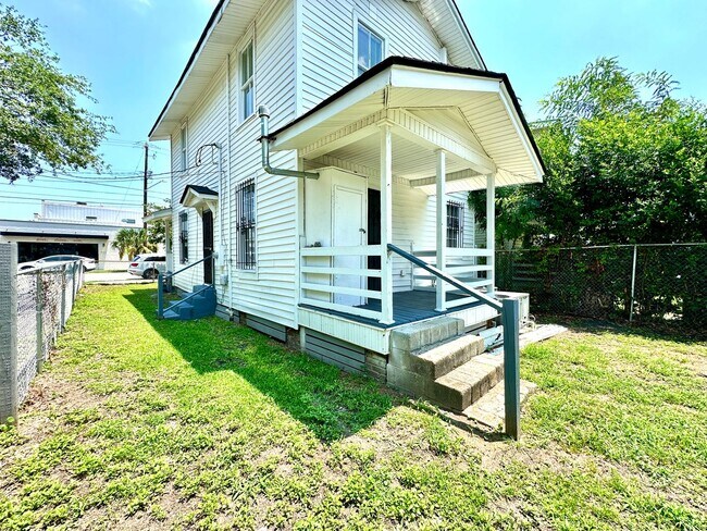 Building Photo - 2 Bedroom, 1.5 Bath House in East Central Neighborhood on the Charleston Peninsula!
