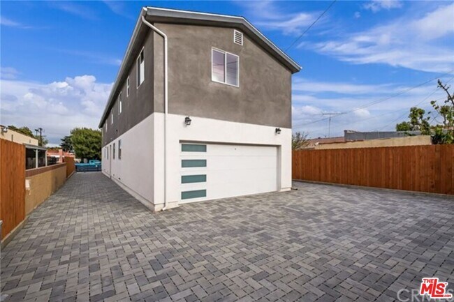 Building Photo - 2319 Redondo Blvd