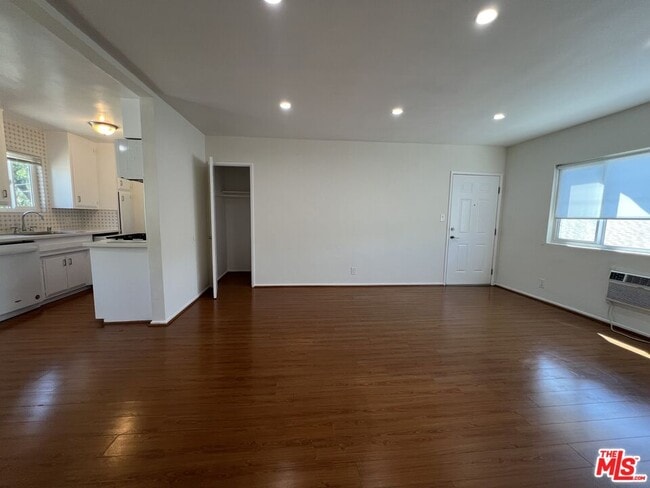 Building Photo - 2210 S Sycamore Ave