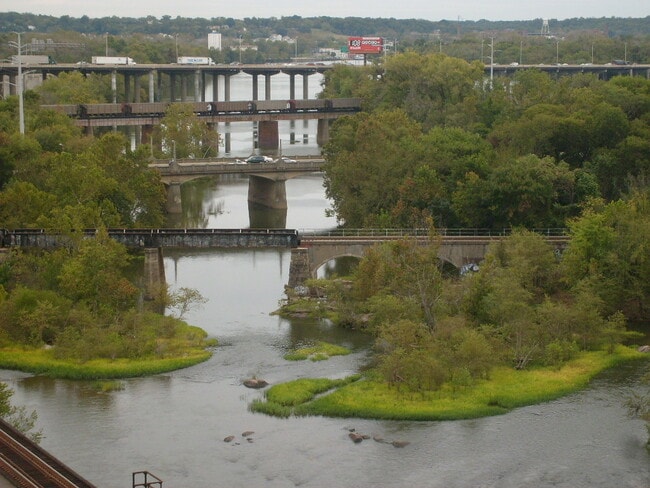 Building Photo - One Bedroom Condo Overlooking the James Ri...