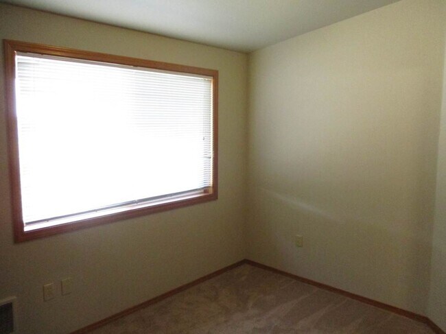 Building Photo - 2 bedroom 2 bath single story Duplex