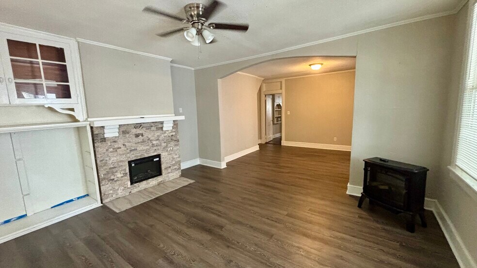 Building Photo - 335 S Capitol Pky