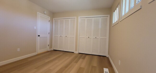 Building Photo - Beautiful 2 Bedroom / 2 Bath Bungalow Next to Hidden Valley Golf Club with Large Private Patio, N...