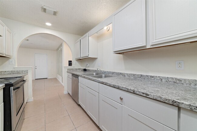 Building Photo - 5711 Longforest Dr
