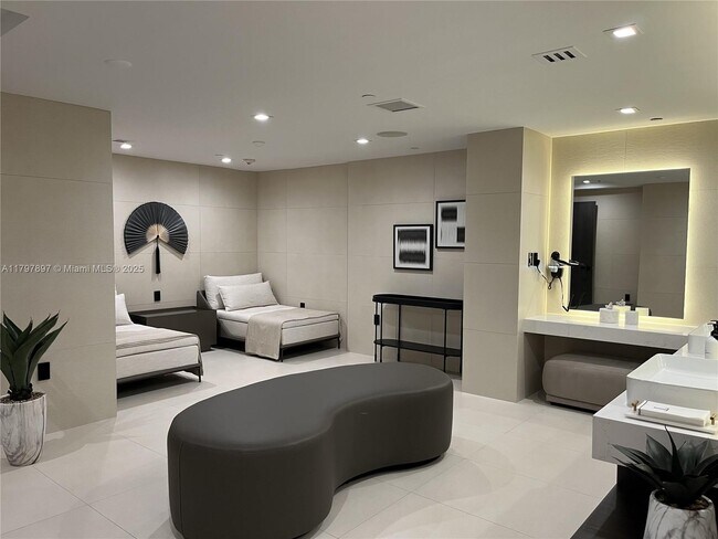 Building Photo - 15901 Collins Ave