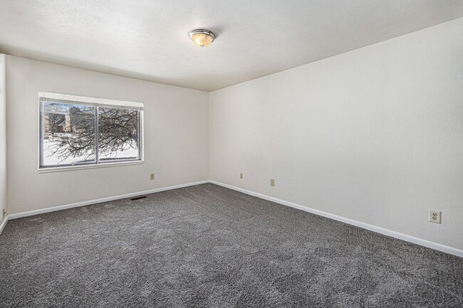 Building Photo - 2 Bedroom 2 Bathroom Townhome in Central A...