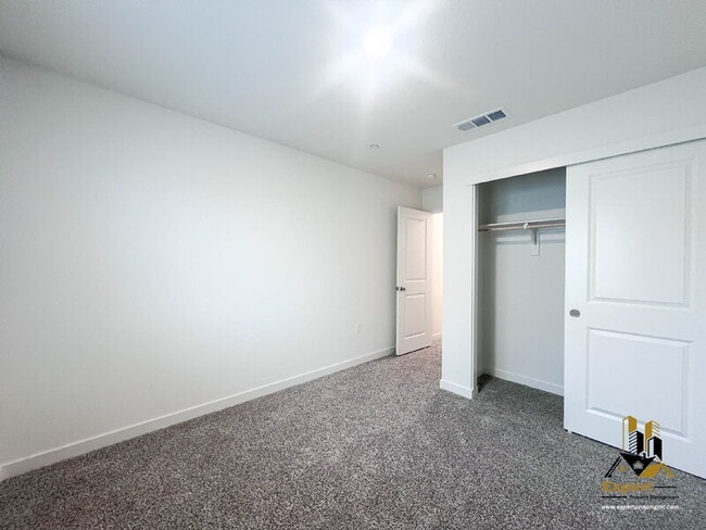 Building Photo - 2081 Blue Star Dr