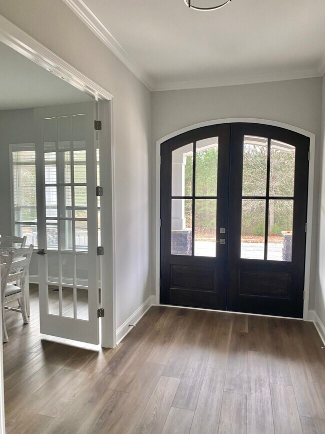 Building Photo - 586 The Parks Dr