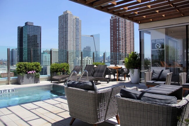 Building Photo - 148 1st St