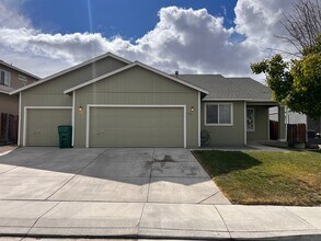 Building Photo - Centrally located 3 bedroom home in Fernley- 3 car garage