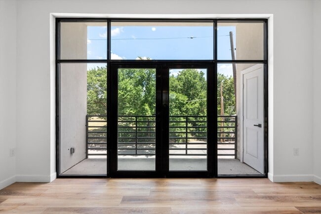 Building Photo - Spacious Townhouse in Dallas