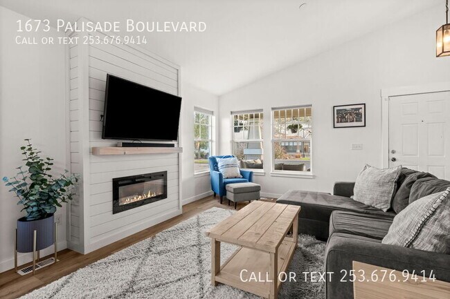 Building Photo - 1673 Palisade Blvd
