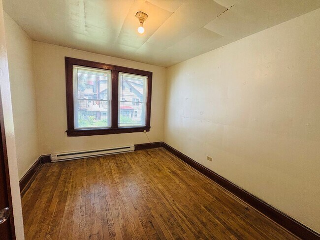 Building Photo - 3 Bedroom 1 Bath Duplex