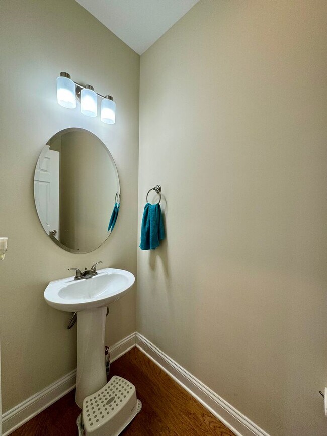 Building Photo - Spacious townhouse for rent in Bluestone H...