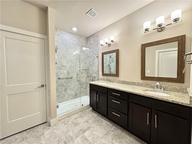 Building Photo - 921 NE Hts Ln