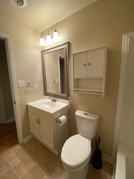 Building Photo - 215 Navaho Trl