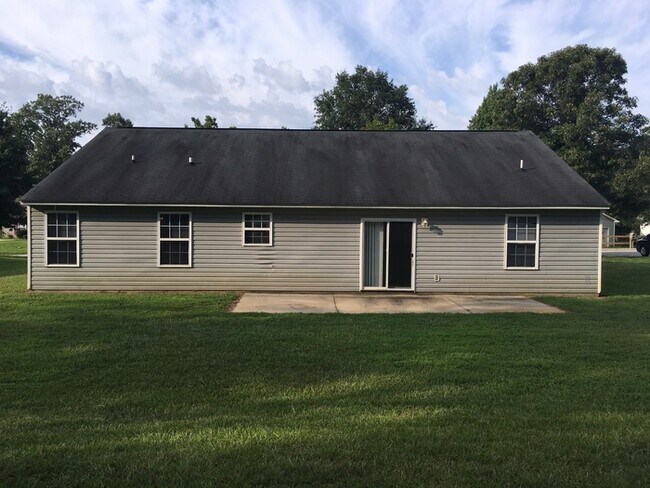 Building Photo - 4 Bedroom Ranch-Style Home!