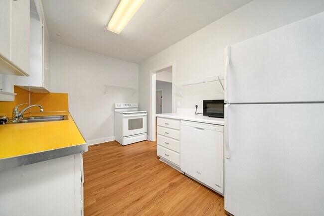 Building Photo - Charming 4BE/2BA home in the fantastic est...