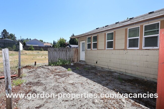 Building Photo - SE Arista Dr - Single level 1 bedroom apartment with den/office in the heart of Oak Grove