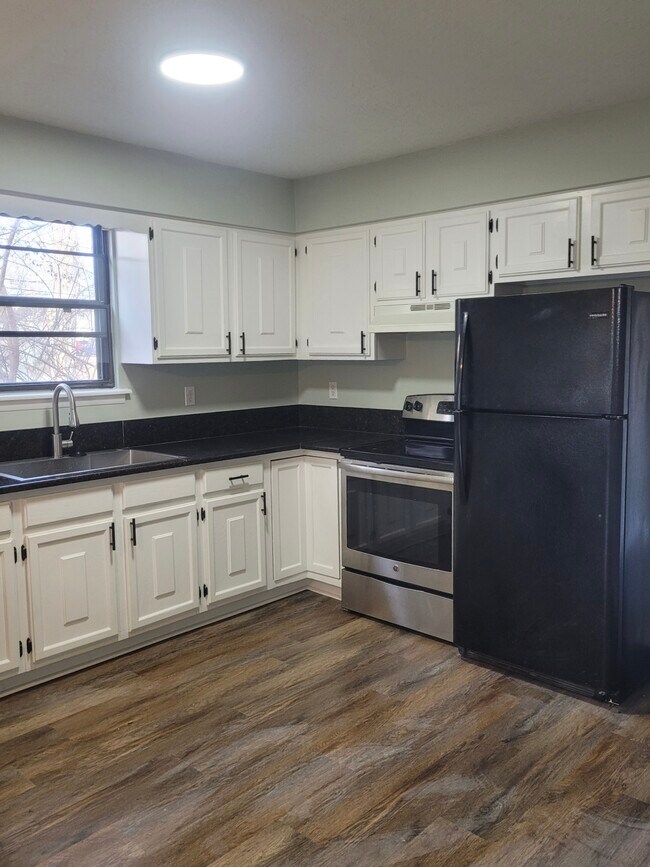 Building Photo - 8511 England St