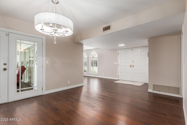 Building Photo - 481 W Half Moon Way