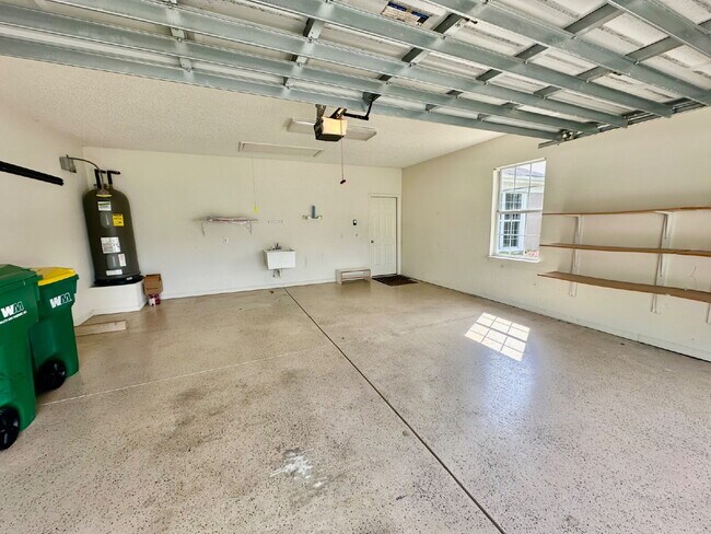 Building Photo - Outstanding Two Bedroom Home in Sun City!