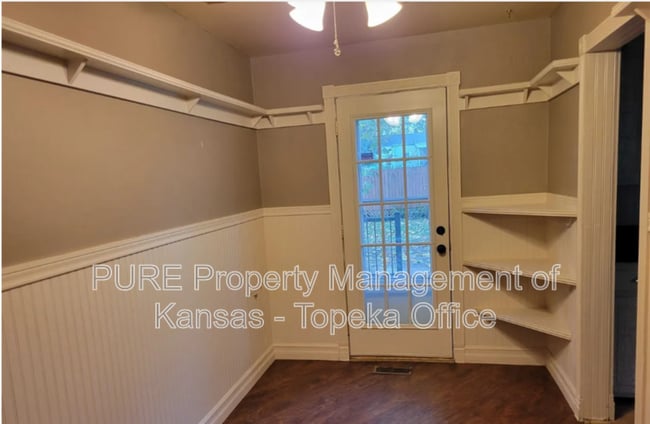 Building Photo - 310 SW Hillside Dr