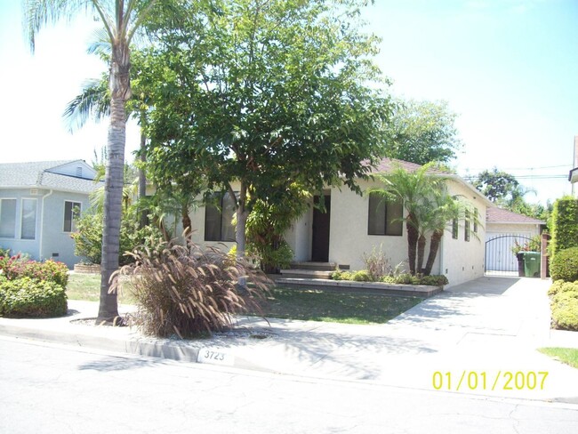 Building Photo - 3 BEDROOM, 1 BATH ON TREE LINED STREET