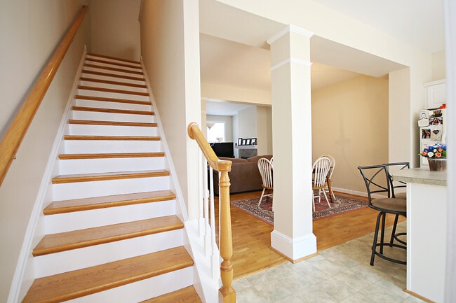 Building Photo - Cat-Friendly Rio Square Townhome