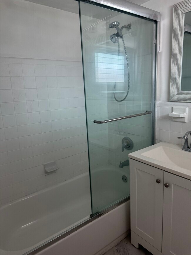 Building Photo - 6490 Collins Ave