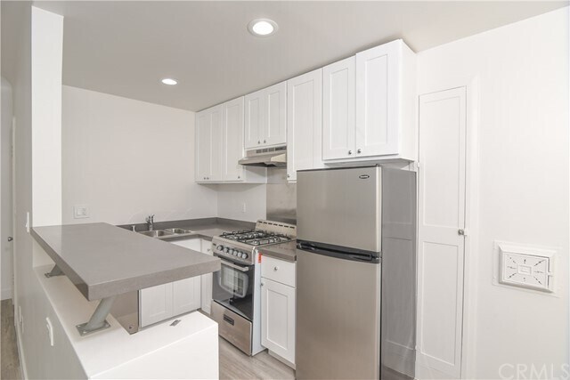 Building Photo - 121 S Elm Dr