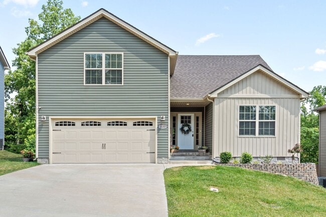 Building Photo - 3 Bed 2 Bath Home For Rent Near Downtown Clarksville!