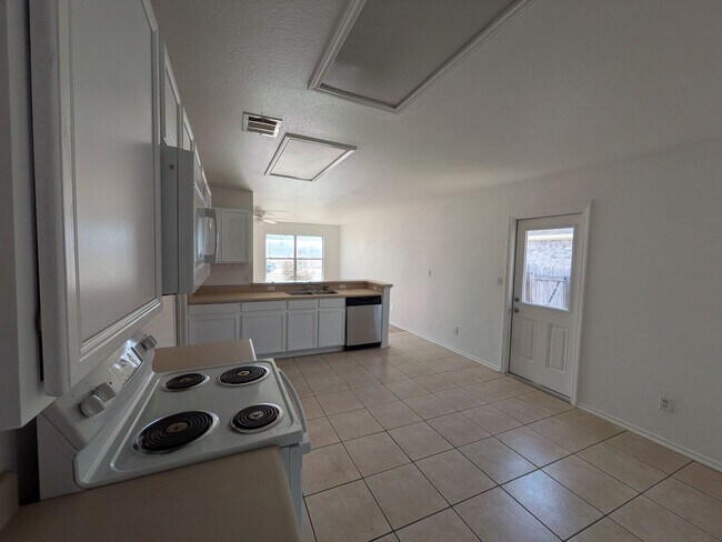 Building Photo - Fresh and Clean in New Braunfels!!