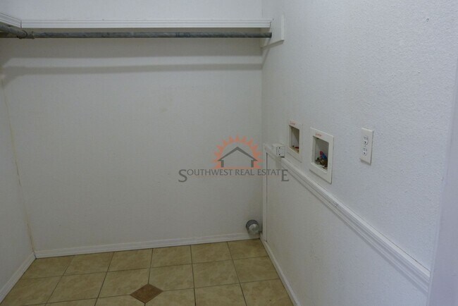 Building Photo - Cute 2 bedroom duplex