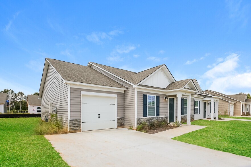 Building Photo - 465 Conifer St