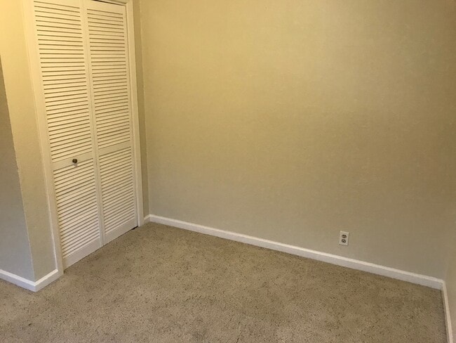 Building Photo - Indoor/outdoor living, spacious 4/2 on a quiet street in Mills Estates