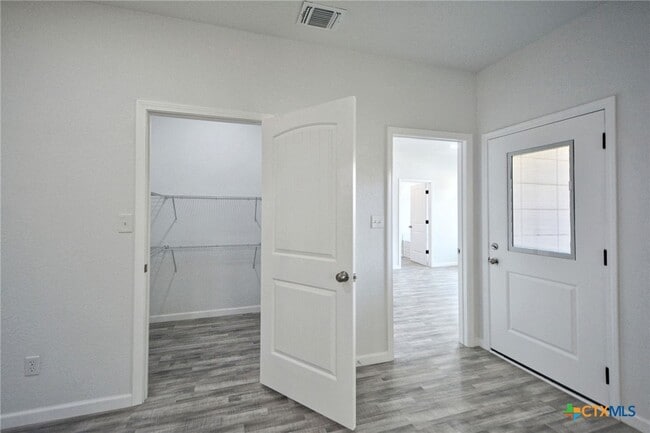 Building Photo - 1234 Clearcreek Dr