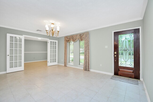 Building Photo - 2818 Colonial Dr