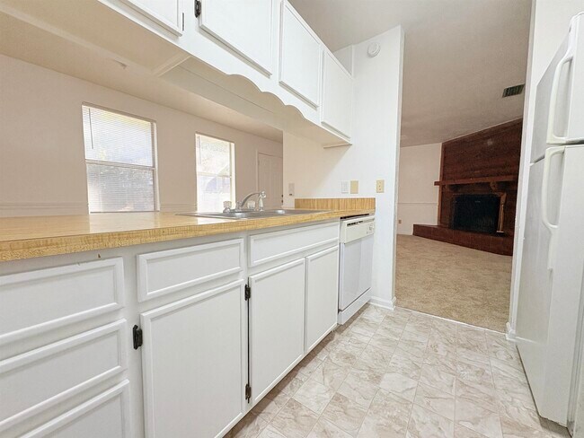 Building Photo - 1810 Sylvan Ct