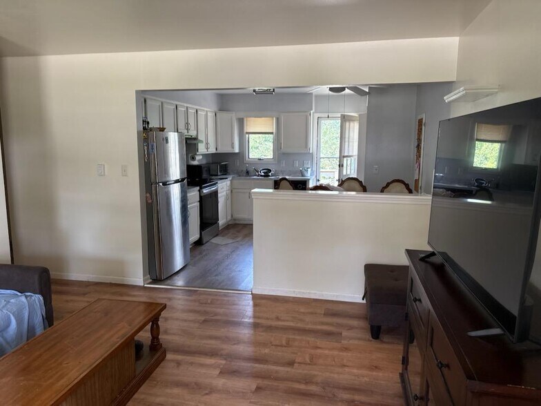 living room / kitchen - 1074 Mineral Springs Dr