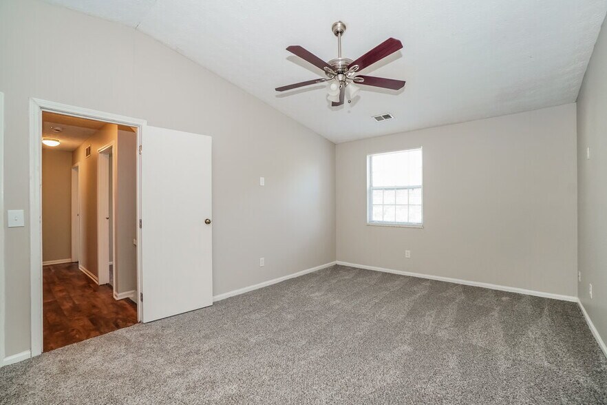 Building Photo - 593 Bridgewater Ct