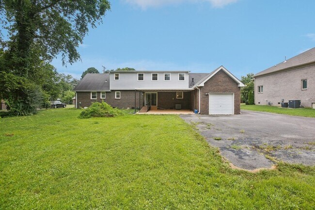 Building Photo - 8024 Regency Dr