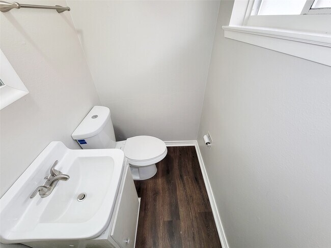 Building Photo - 6439 Oaknut Dr