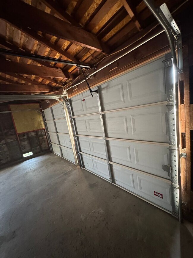 Building Photo - Charming Home Rent Ready !