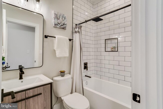 Bathroom 1: With bathtub - 459 Florida Ave NW