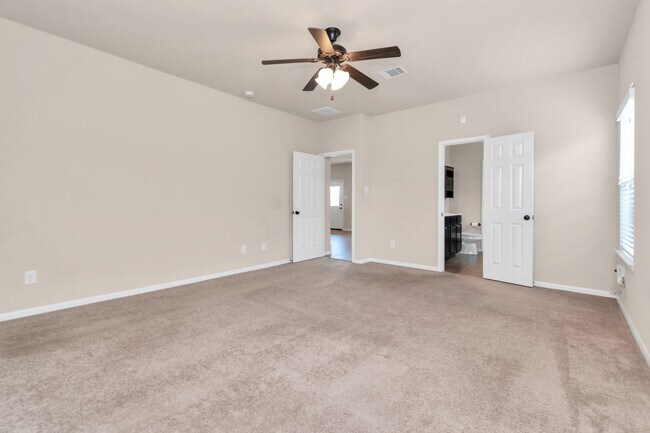 Building Photo - 5635 Round Robin Dr