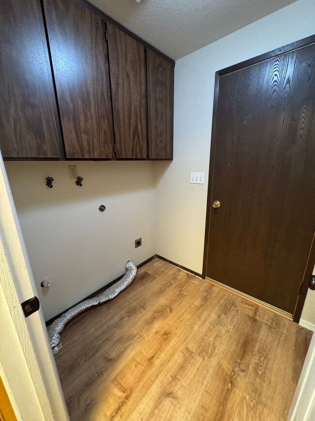 Building Photo - East Roseburg 3-Bedroom, 2-Bath close to Eastwood School